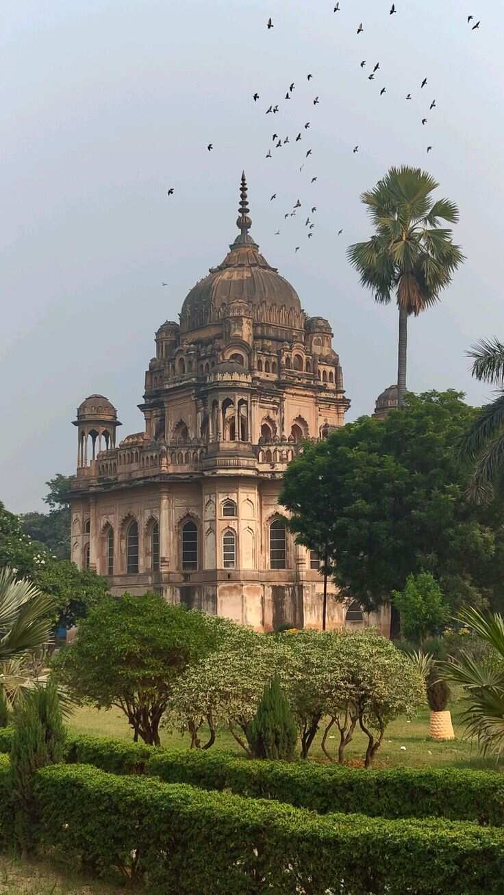 आइए आज जानते हैं सीतापुर से लगभग 80 किलोमीटर दूर बसे लखनऊ की कुछ खास जगहों के बारे में, जिसके नजारों के आप फैन हो जाएंगे.

