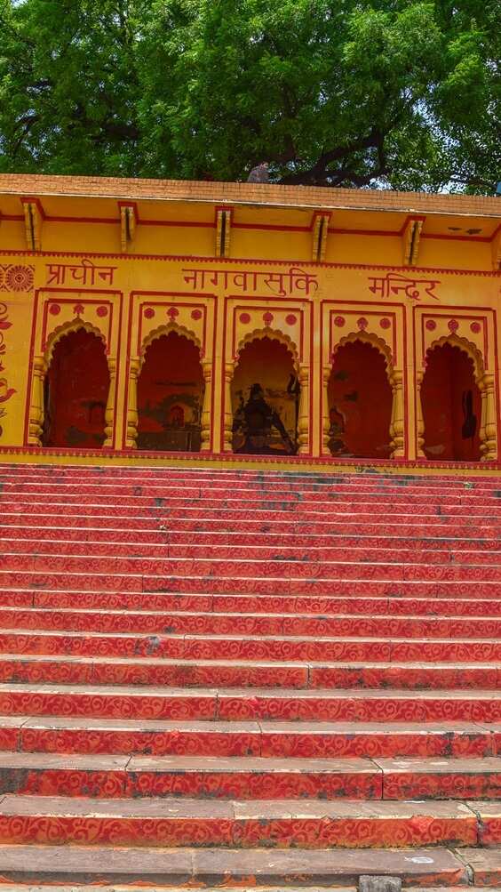 जो नागवासुकी मंदिर के निकट स्थित है, यहां पर जाने के लिए आप बस या ट्रेन का प्रयोग कर सकते हैं. 
