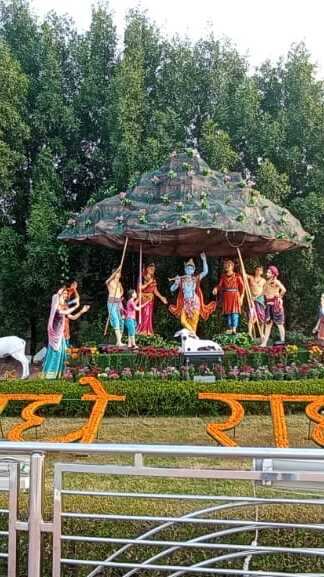 यहां पर देश-विदेश से लोग राधा कृष्ण के दर्शन करने आते हैं, जो किसी स्वर्ग से कम नहीं है.