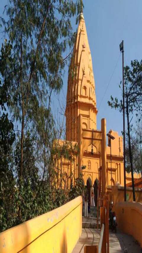 गोंडा के इस मंदिर का नाम पृथ्वीनाथ मंदिर है. कहा जाता है कि यहां पर एशिया का सबसे बड़ा शिवलिंग है. 