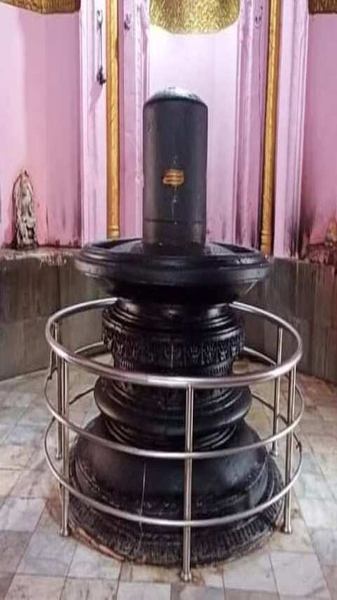 जिला मुख्यालय से लगभग 35 किलोमीटर की दूरी पर स्थित यह मंदिर द्वापर युग से जुड़ा हुआ है. पुरातत्व विभाग ने बताया कि यह शिवलिंग 5 हजार साल पुराना है. 