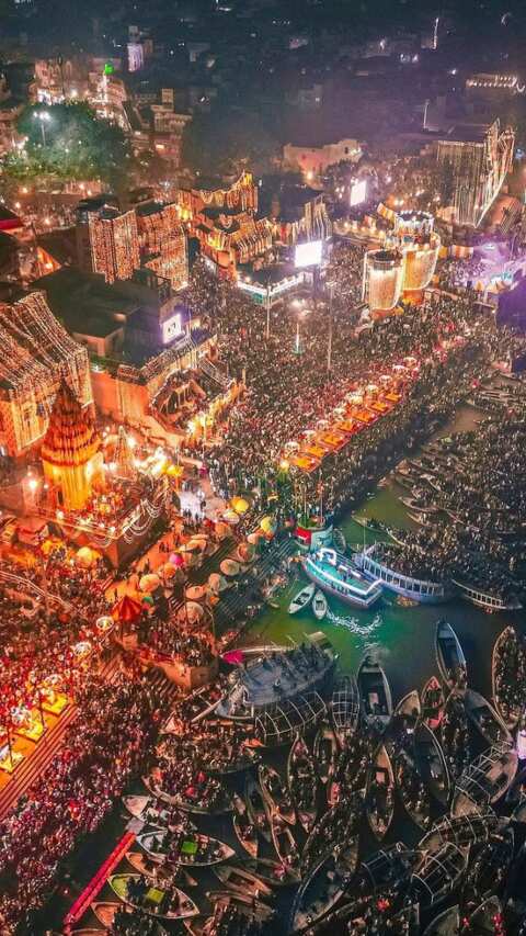 यह सुल्तानपुर से केवल 3 घंटे की दूरी पर स्थित है. यह जगह और कोई नहीं विश्व की धार्मिक राजधानी वाराणसी है. 