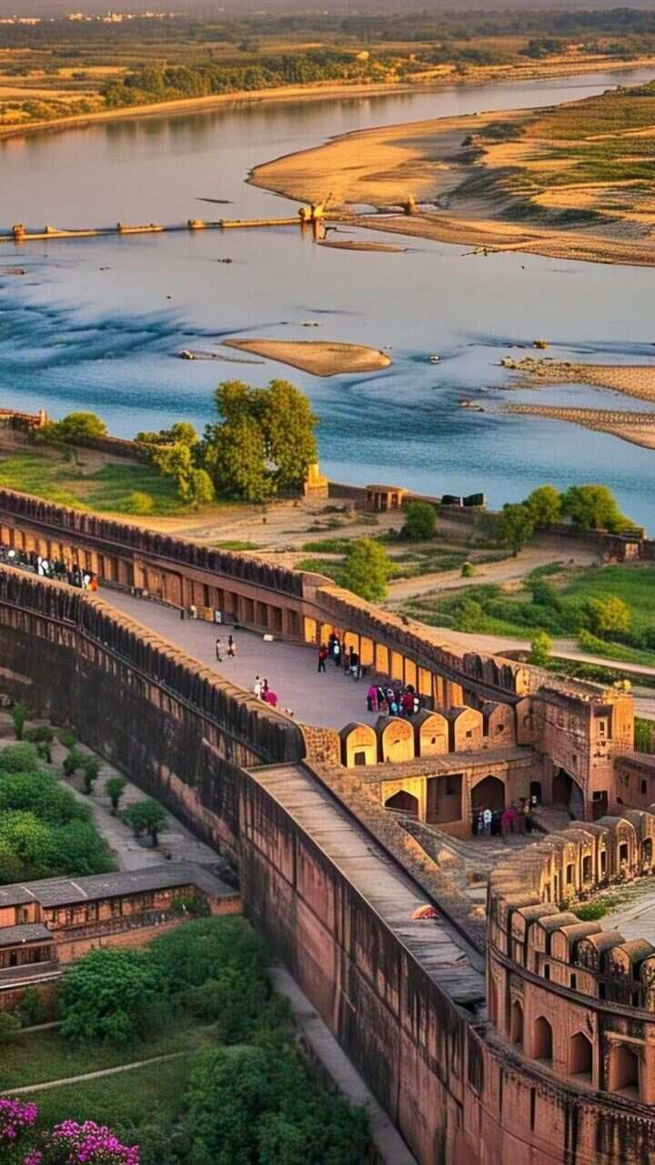 उत्तर प्रदेश भारत का एक ऐसा प्रदेश है जो अपने खूबसूरत इतिहास और धर्म, संस्कृति के लिए वर्षों से प्रसिद्ध है.
