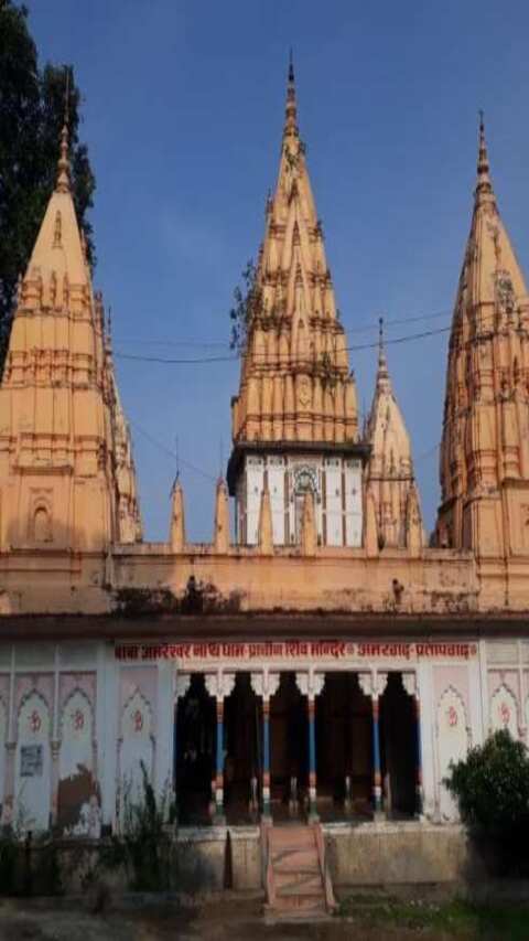 प्रतापगढ़ से सुल्तानपुर से लगभग 50 किलोमीटर की दूरी पर स्थित है. 