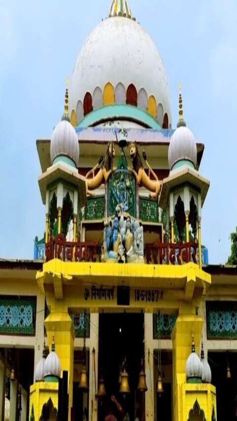 यहां आपको सकाहा गांव में स्थित भगवान शिव का एक भव्य मंदिर देखने को मिलेगा.