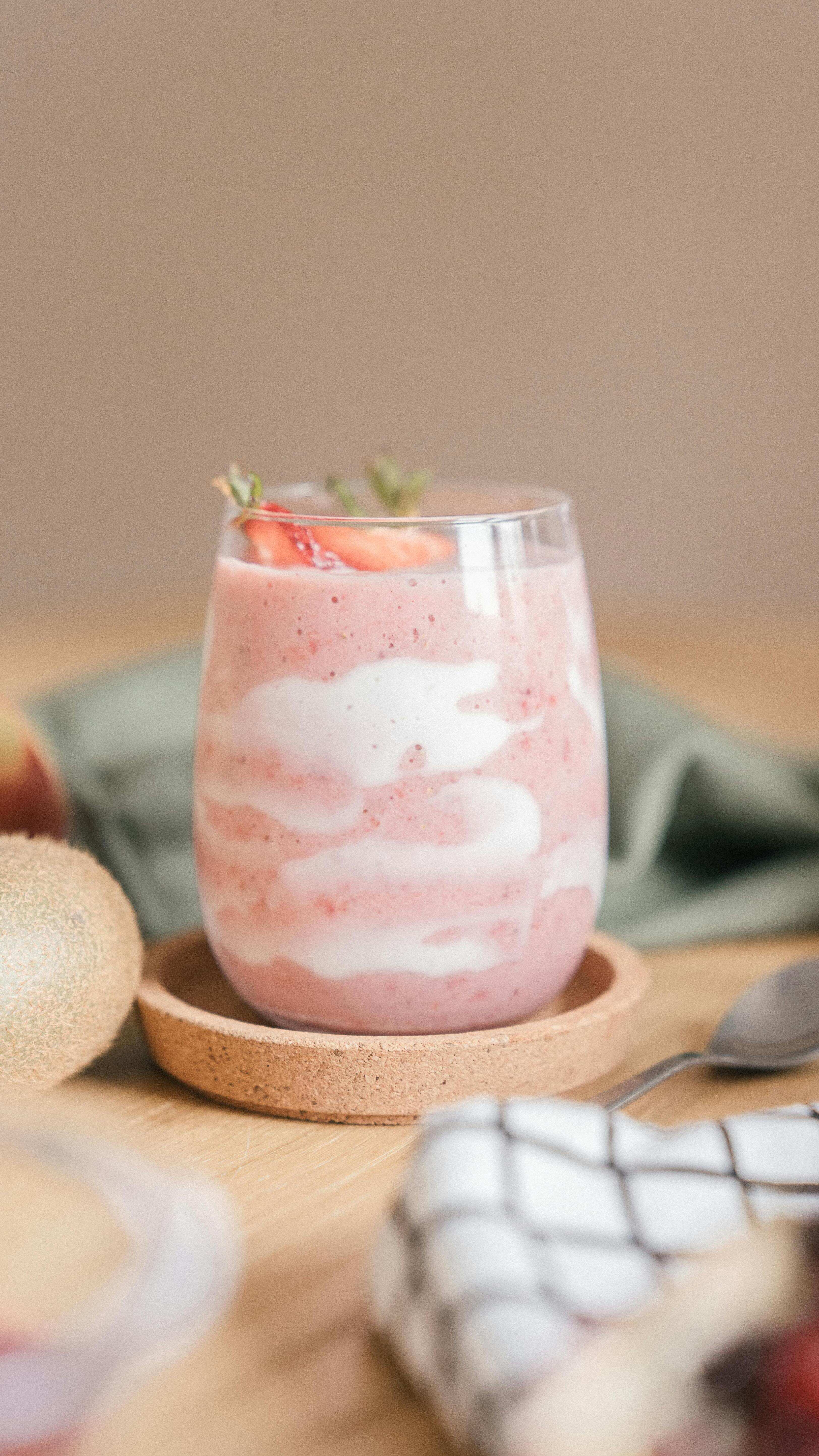 How to Make Strawberry Oatmeal Breakfast Smoothie
