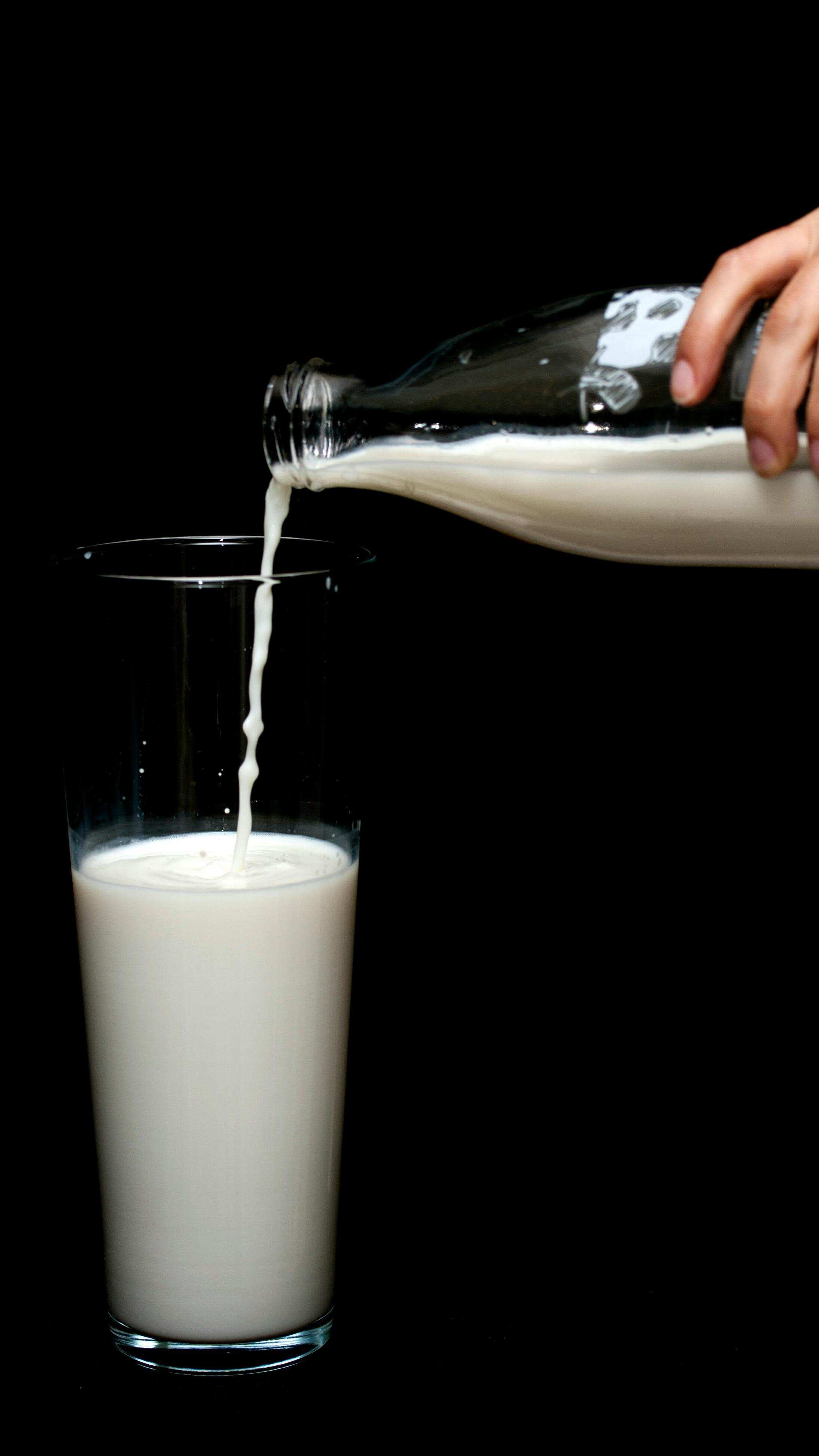 Is It Safe to Drink Milk Before Bed?