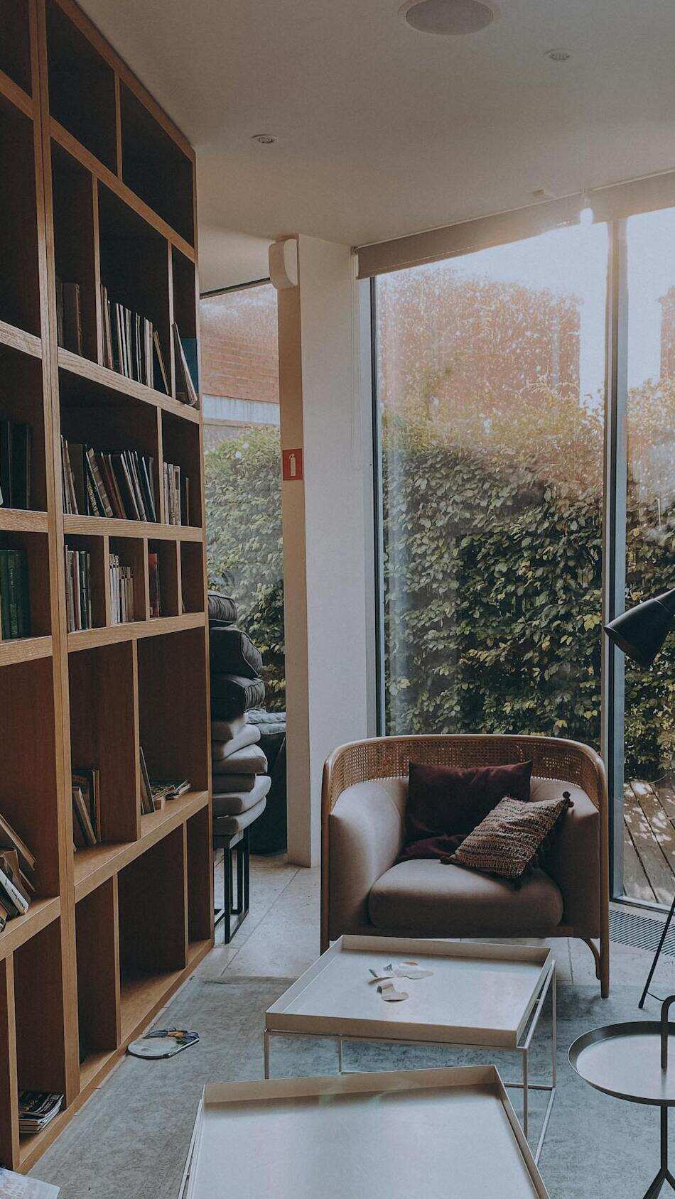 6 Minimalist Bookshelf Ideas That Are Easy to Maintain