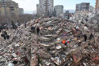 Powerful Earthquakes in Earth's History