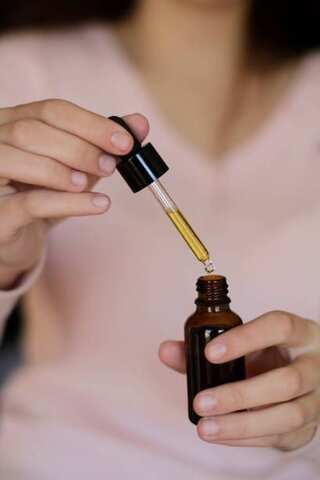 5 Amazing Benefits and Uses of Castor Oil
