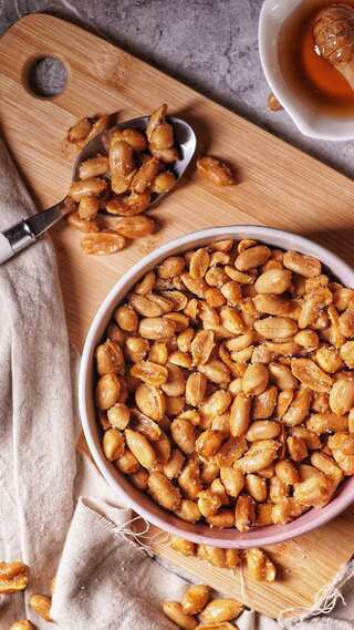 6 Surprising Health Benefits of Eating Peanuts in Winters
