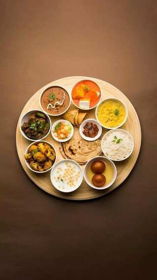 Top 5 Indian Foods Most in Demand During Train Ride