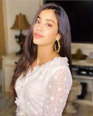 3 Ways Janhvi Kapoor Uses Honey For Beautiful Skin

