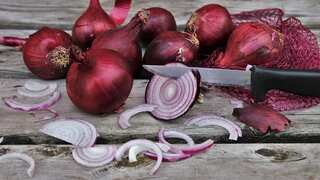 6 Benefits Of Consuming Raw Onions 