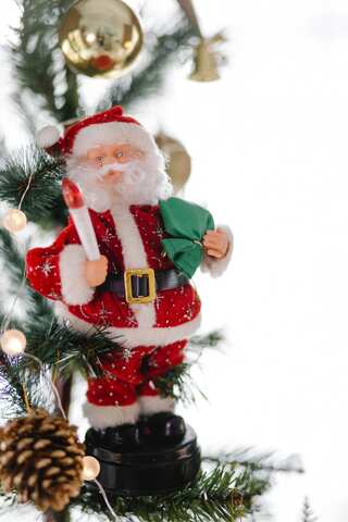 How Red and Green Became Colours of Christmas