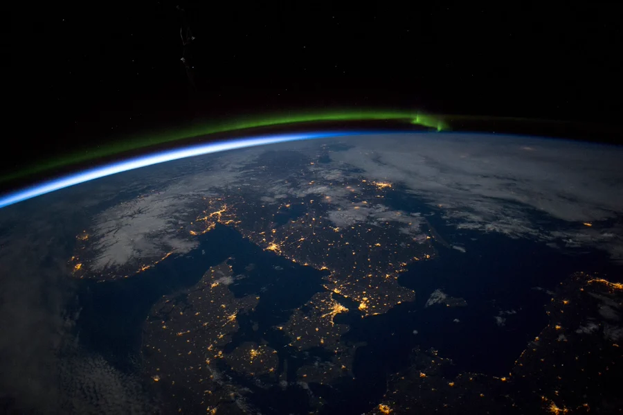 6 Astonishing Images of Countries & Cities from Space 