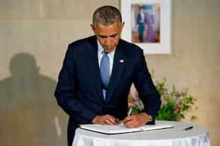 8 Famous People Who Are Left-Handed 