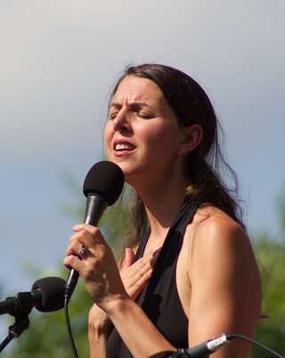 Know Seven Benefits of Singing 