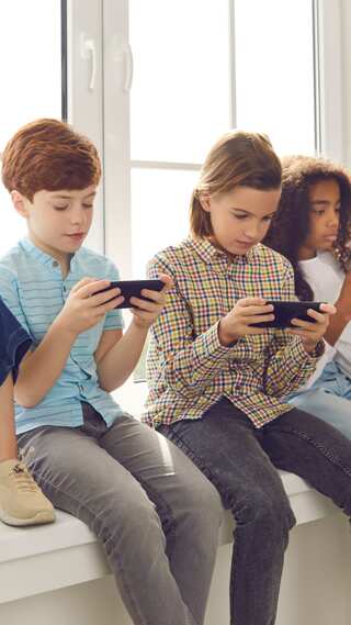 Top 10 Countries That Spend Most Time on Internet Per Day