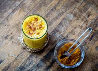 5 Benefits of Drinking Turmeric Milk at Night 
