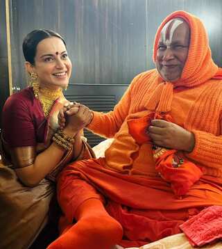 Kangana Ranaut Cleans Hanuman Garhi Temple in Ayodhya 