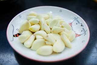 7 Benefits of Eating One Garlic Clove Every Morning