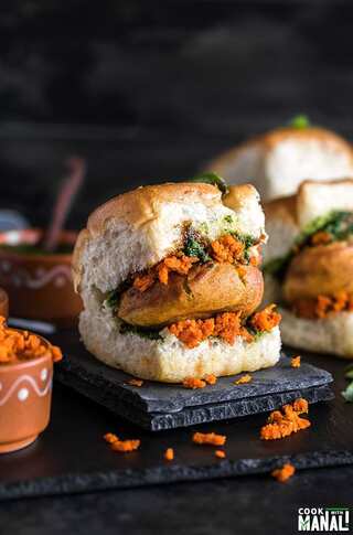 5 Simple Steps to Prepare Perfect Vada Pav at Home
