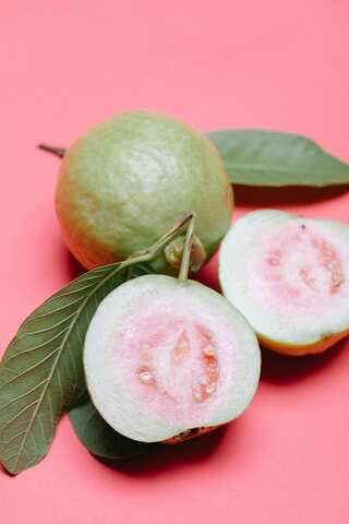 6 Amazing Benefits of Guava Fruit and Leaves