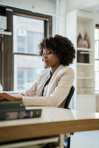 7 Desk Exercises to Burn Belly Fat While Sitting
