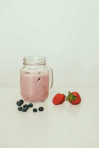 How to Make Antioxidant Berry Smoothie