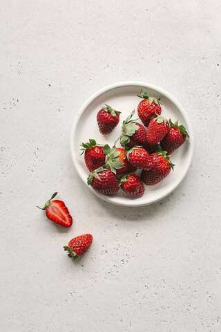 5 Easy Steps to Make Strawberry Papad
