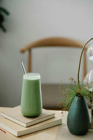 How to Make Banana Matcha Smoothie in 5 Minutes