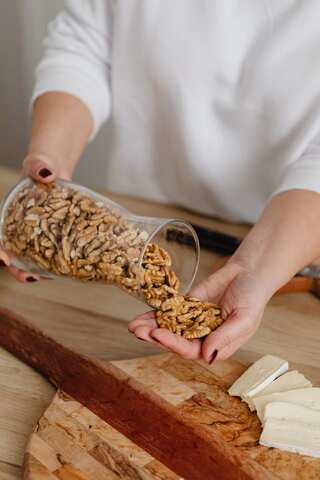 6 Benefits of Eating Soaked Walnuts
