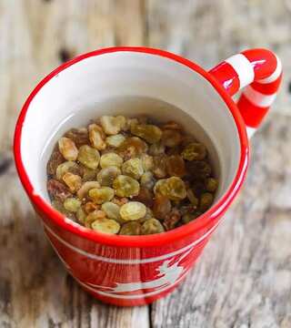 5 Health Benefits of Eating Soaked Raisins Daily