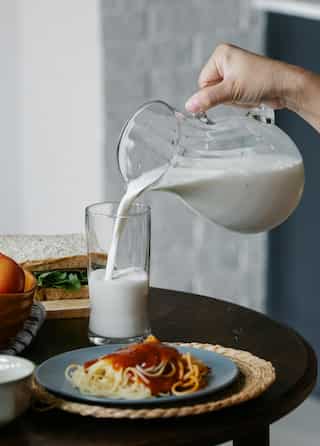 Cow Milk vs Oat Milk vs Almond Milk: Which is better?
