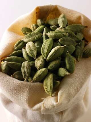 6 Health Benefits of Cardamom