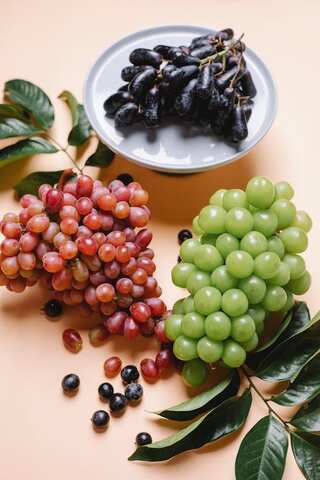 Black Grapes or Other Grapes? Which is the Healthier Option?
