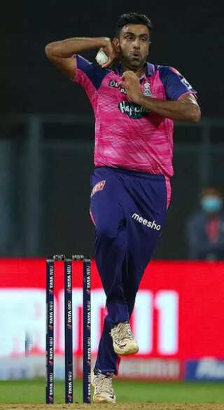 IPL: Bowlers With Most Runs Conceded In Middle Overs
