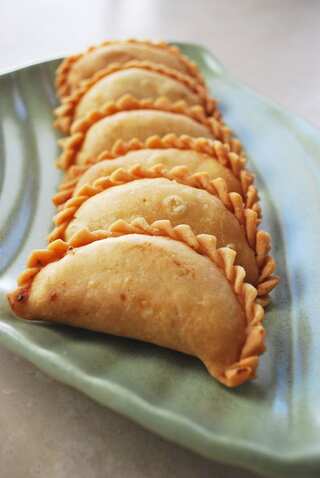6 Indian Snacks to Savour This Holi 2024
