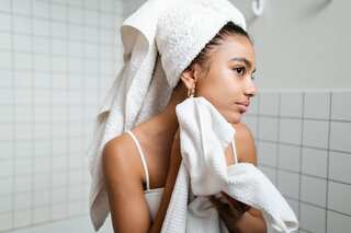 5 Benefits of Showering with Hot Water