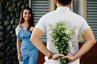 What is Breadcrumbing? Gen-Z's Latest Dating Trend
