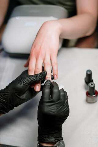5 easy steps for Salon-like manicure at home 

