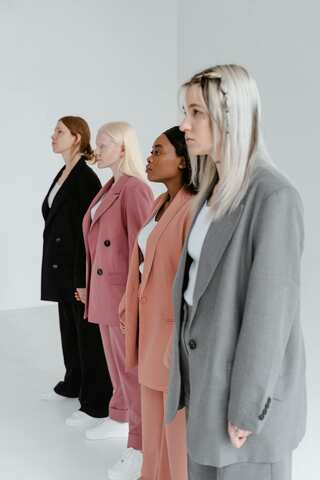 Which Colours Will Look Best On You? According to Seasonal Colour Analysis