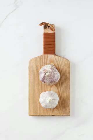 Pros and Cons of Eating Raw Garlic
