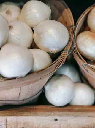 6 Benefits of Eating White Onions 
in Summers