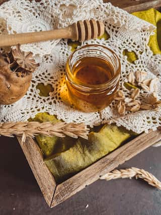 5 Benefits of Honey-Soaked Nuts 