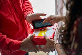 5 items people found in online packages: Finger, mouse, snake, blade, frog...