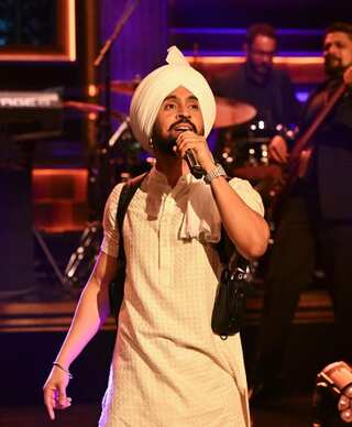 Here's Why Diljit Dosanjh Wears Traditional Punjabi Attire At All His Concerts
