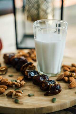 5 Health Benefits of Eating Dates With Milk 