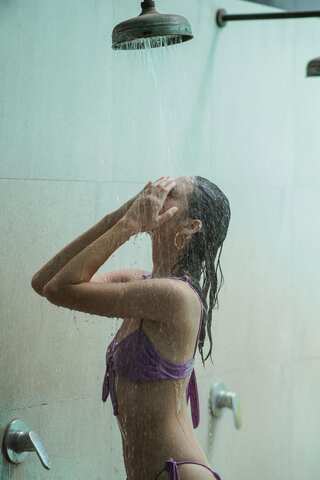 Sleeping With Wet Hair: Is it Harmful?